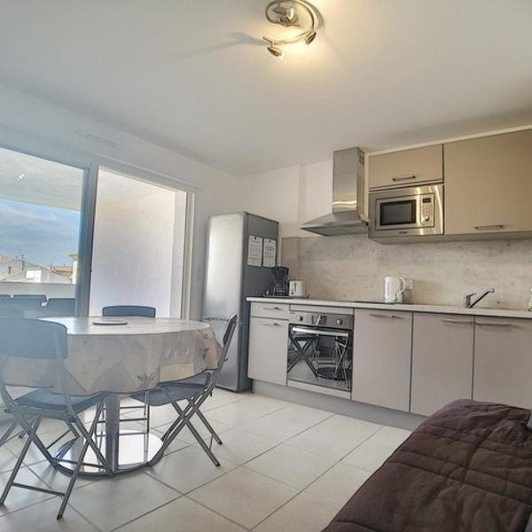 Appartement climatisé pour 4 pers avec terrasse à 150 m de la mer, proche centre-ville et parking privado - FR-1-475-10