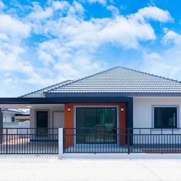 LARGE & QUIET 3bd Home with Security & Pool, hotell sihtkohas Ubon Ratchathani