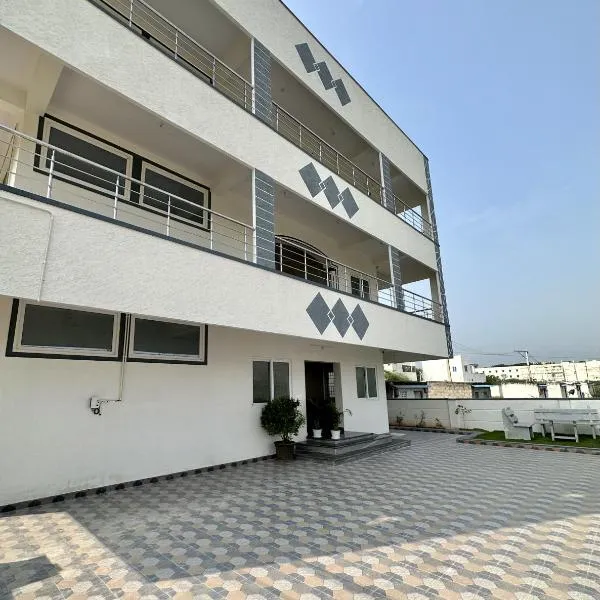 TrueLife - Bhavya Manor - Breakfast Included - 2500 SFT Modern homes with Garden - Panorama Tirumala Mountain View - Peaceful Location - Fast WiFi - Many restaurants nearby - Large hall, AC bedrooms, Kitchen - Android TV - Top service with lots of Love, hotel v destinaci Tirupati