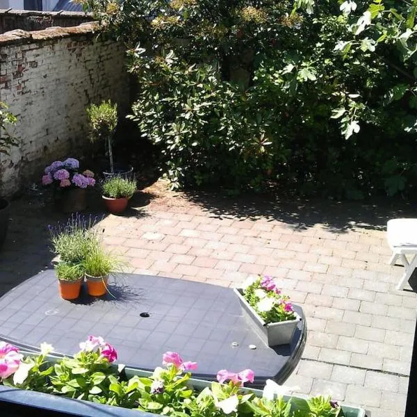 charming house with 3 bedrooms & terrace 10 minutes from city centre, hotel in Antwerpen