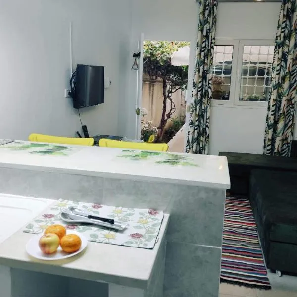 Studio, Cité la GAZELLE ,pas Jafar, quartier calme 10 min de l'aéroport près du Technopark, hotel in Jafar