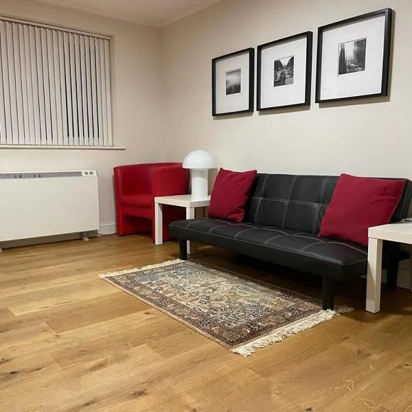 Morden flat close to DLR station with free parking, hotel in London
