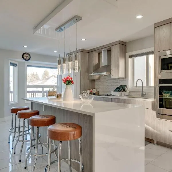 Rare Find fully renovated 6 bedroom 3 bath and both levels, hotel in Calgary