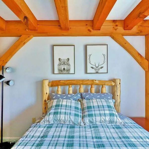 Newly Renovated & Furnished Condo, Only 3 min to Sunday River!, hótel í Bethel