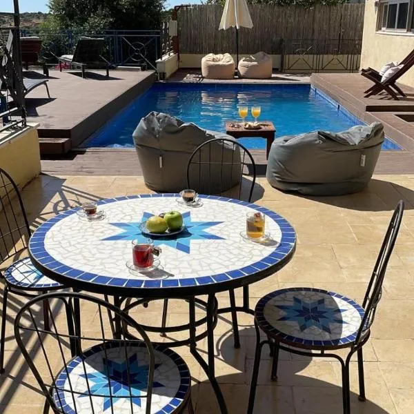 La Villa Toscana: Pool & Elah Valley vineyard view, ξενοδοχείο σε Adderet