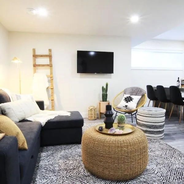 Executive Bsmt Suite, King Bed, 5 min to DT & Whyte Ave, Sleeps 6!, hotel in Edmonton
