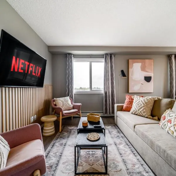 Peaceful Oasis Condo, AC, Top Floor, Secure UG Parking, Balcony, King Bed!, hotel in Edmonton