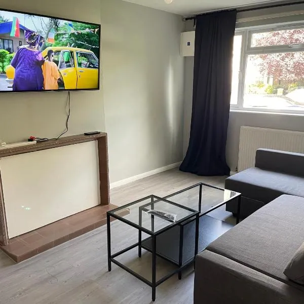Entire Lovely 2 bedroom apartment with private garden & free street parking, hotel in London