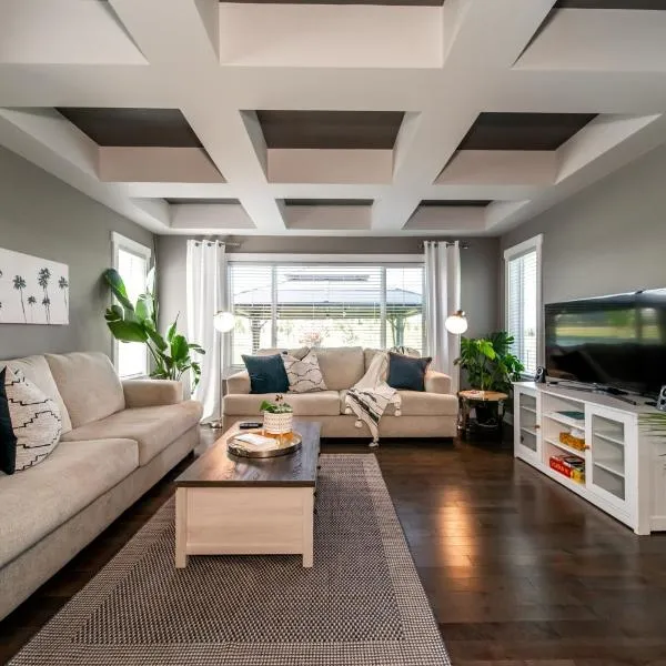 Amazing Luxe Home, AC, HUGE Yard, FirePit, Pet Friendly, Sleeps 10!, hotel in Edmonton