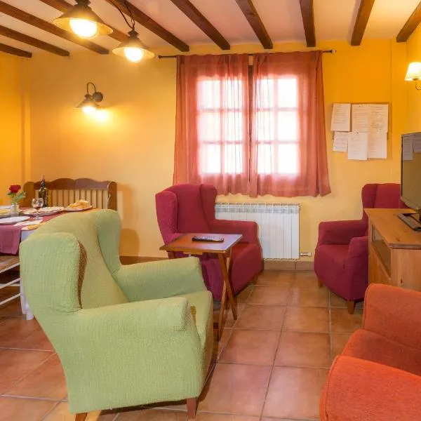 Casa Fresneda Jardín río y parque infantil frente a la casa, hotel u gradu Fresneda de la Sierra Tirón