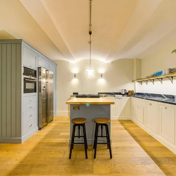 Super central Edinburgh Castle basement, hotel in Edinburgh