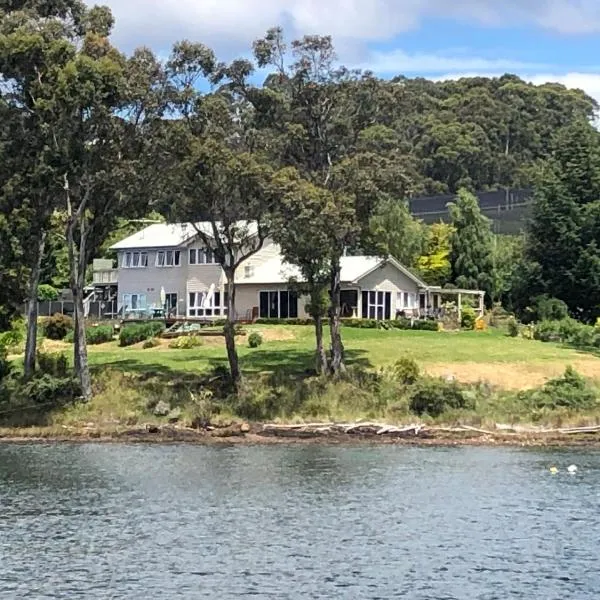 Anchorage Waterfront Retreat, hotel in Castle Forbes Bay