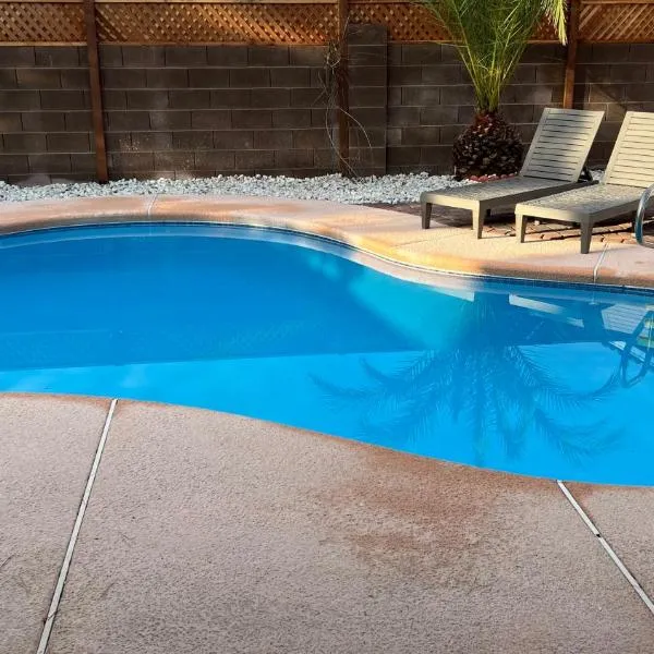 Large Pool & Patio Cozy Single Story Family House, hotel in Las Vegas