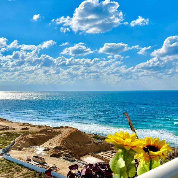 POOL GYM AND BEACH FRONT 3 BEDROOMS LUXURY TEL AVIV APARTMENT