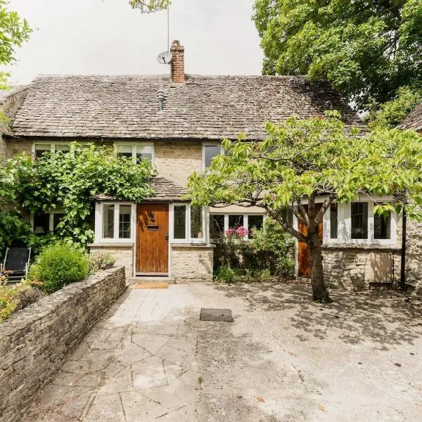 Architect Designed Cosy Cotswold Stone Cottage, hotel in Quenington