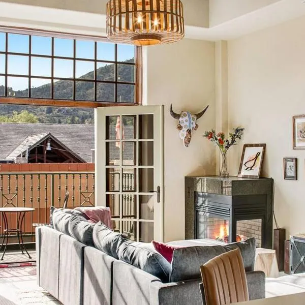 The Owl's Nest @ Manitou: Mtn Views on Main Street, Hotel in Manitou Springs