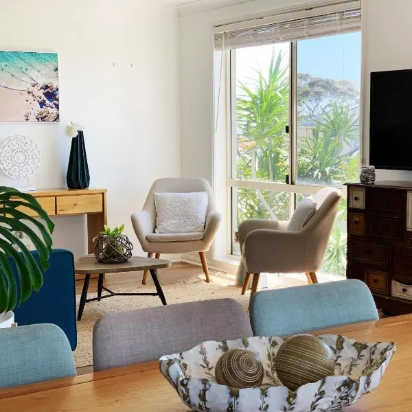 Cheerful/family friendly home with water views，位于蚬壳港的酒店