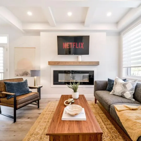 Modern Nordic Escape, 3BR Near WEM & DT, AirCon & Fireplace, Wifi, Sleeps 6!, hotel en Edmonton