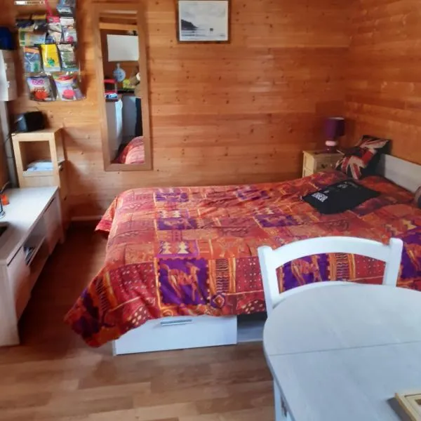 Chalet insolite, hotel i Saint-Georges-de-Livoye