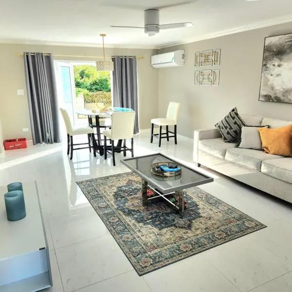 Modern Luxury 2-bedroom 2.5-bathroom townhouse, hotel in Negril