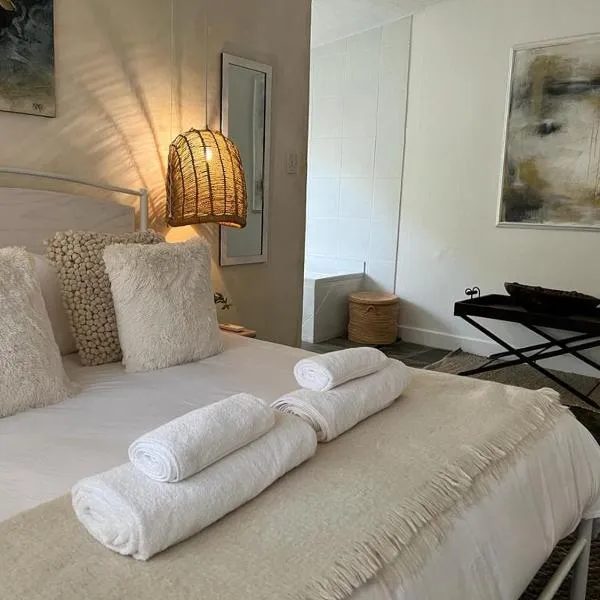 ENCHANTING SELF-CATERING VILLA with QUEEN BED AT BOKMAKIERIE VILLAS, Hotel in Windhoek