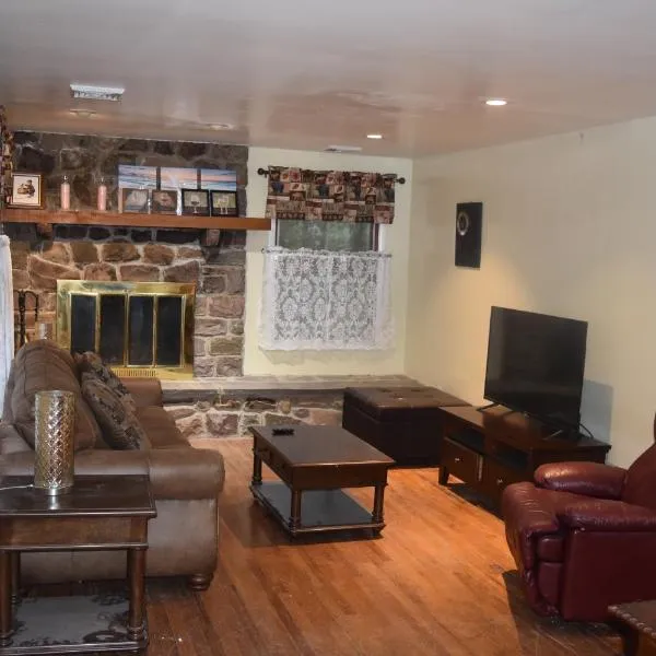 5 Bdr Cabin Game rm Large Deck Fireplace FireTable, hotel v destinaci Lake Harmony