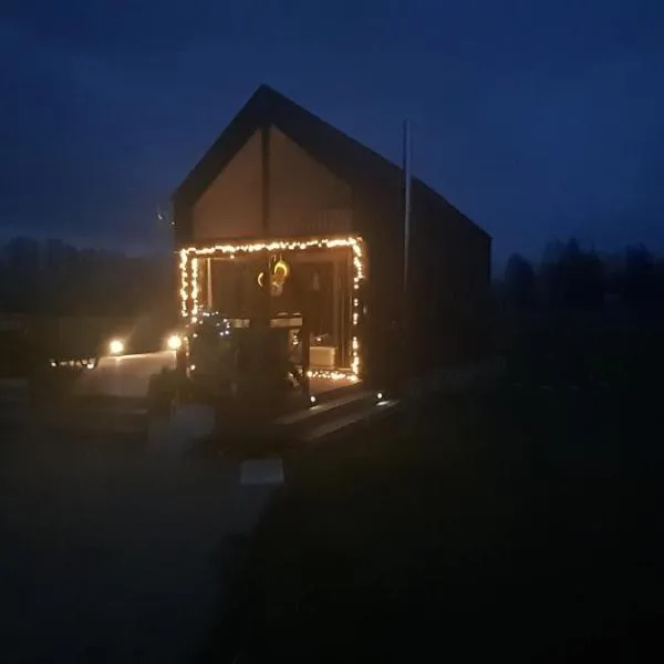 Domek mazurski całoroczny nad jeziorem z Sauną fińską I Jacuzzi SPA, hotel in Pasym