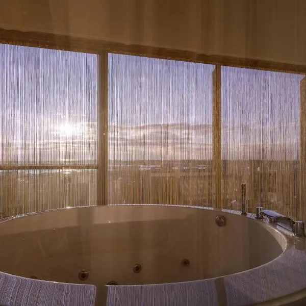 Grand Supreme Jacuzzi Apartment by LIUKSAI, hotel en Klaipėda