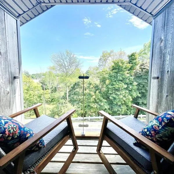 "Paddle" at Hills Meaford, Penthouse 3rd Floor Suite w Deck & Balcony, ξενοδοχείο σε Meaford