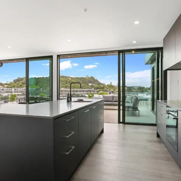 Enfield Sky - Brand New Luxury Penthouse, hotel in Auckland