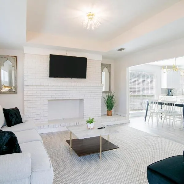 House in Mobile Newly Renovated! Quiet & Centrally Located!, hotel in Mobile