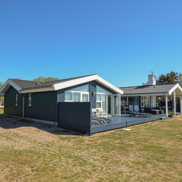 4 Bedroom Beach Front Home In Ebeltoft