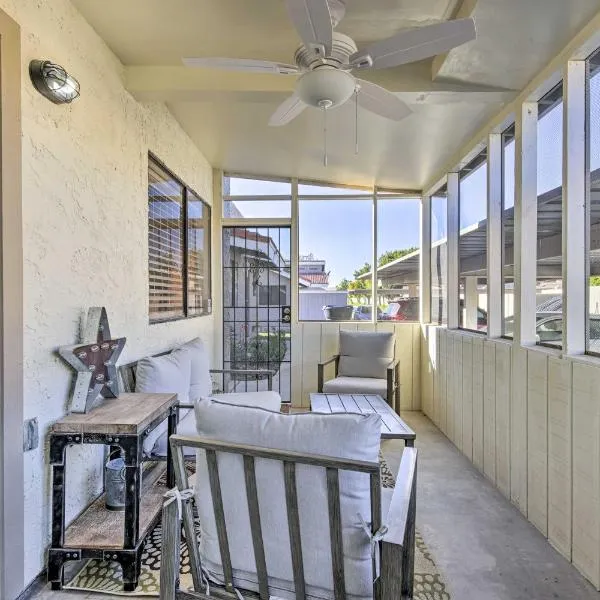 Downtown Gilbert Condo with Screened Porch!, hotell sihtkohas Gilbert