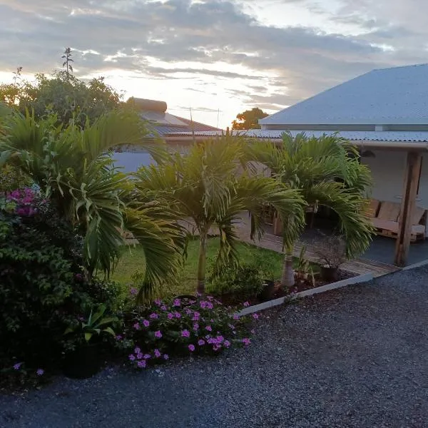 Jolie maison T3 à St Pierre, 2 chambres avec sdb, grande varangue, jardin, ξενοδοχείο στο Saint-Pierre