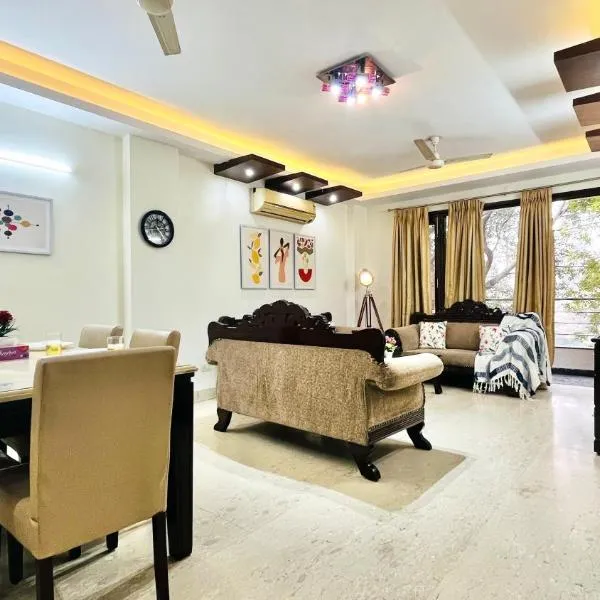 BluO Park Facing 3BHK- Lift, Balcony, Parking, hotel in New Delhi