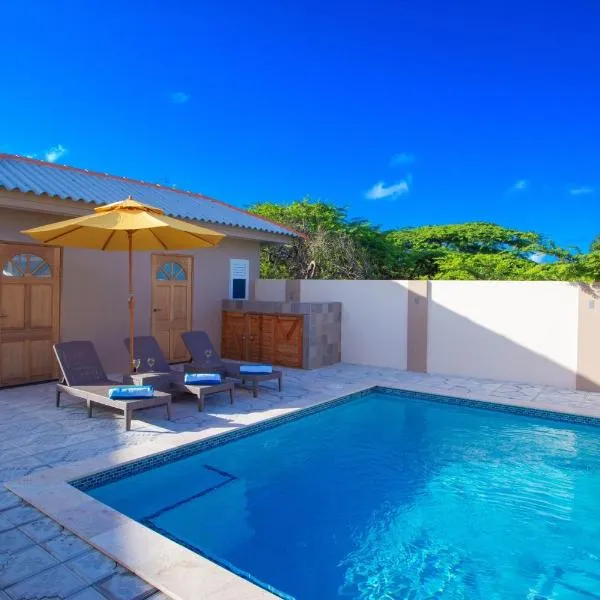 Lovely Caribbean family villa with private pool, hotel in Willemstad