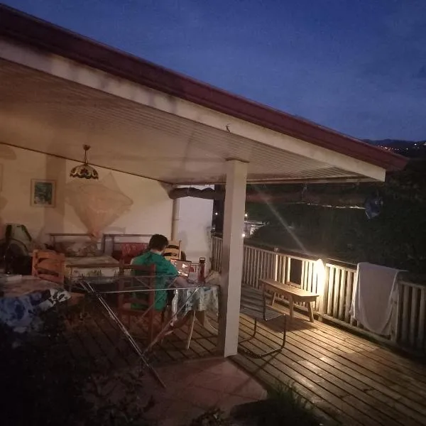 Sweet Mini Dortoir sur notre terrasse couverte pour vos transits entre deux vols by Kohutahia Lodge, 7 min by car to airport and town, hotel in Faaa