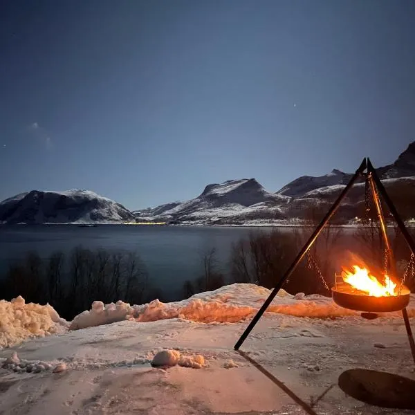 Beautiful view - close to the sea, mountains and nature, hotel in Kvaløya