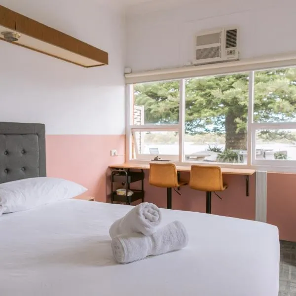 Black Swan Waterfront Motel, hotel in Swansea