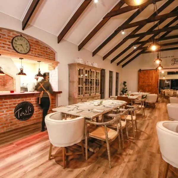 Otjiwa Safari Lodge, hotel v destinaci Otjiwarongo