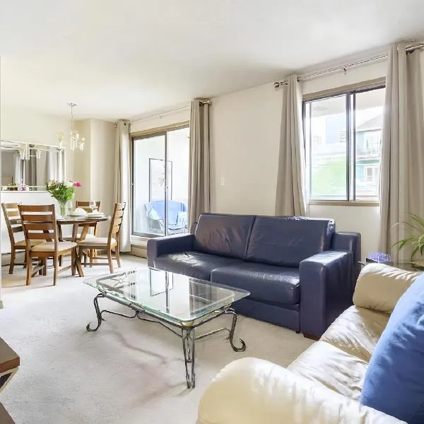Entire Condo Downtown, walk to BMO & Stampede, Parking, 1,5 hrs to Banff, hotel in Calgary