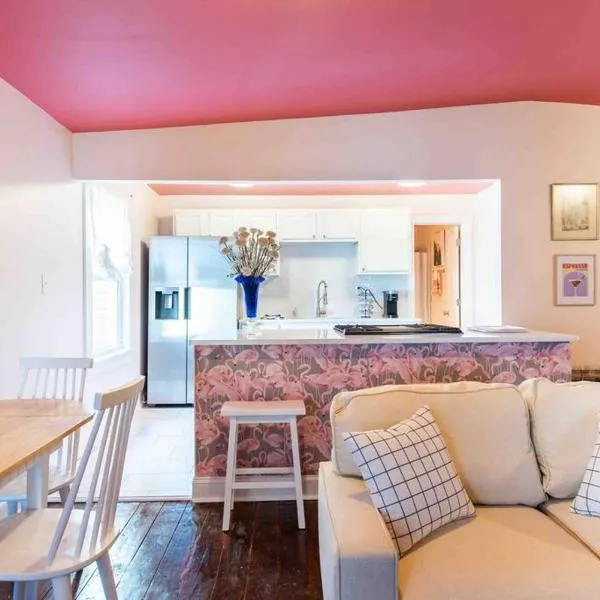 Blush And Bashful Germantown Two Bedroom Apartment, hotel in Louisville