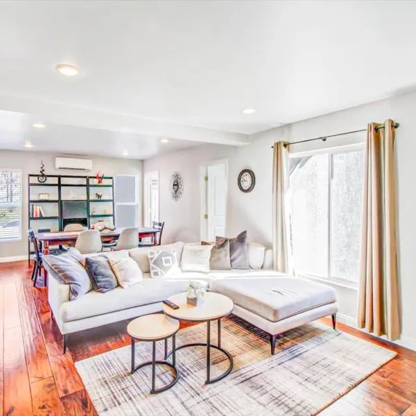 Modern 2-Bedroom Haven in the Heart of LA- HUD-VP, hotel in Los Angeles