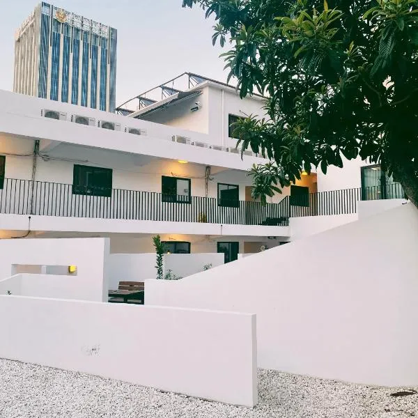 Hidden Garden Youth Hostel -Oriental Pearl &Lujiazui -Garden Social Area -Bar -Café -Free Laundry Luggage Storage -24H Front Desk -English Service, hotel v Šanghaji