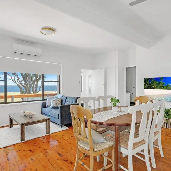 Waterfront Fishermans Cottage, hotel in Erowal Bay