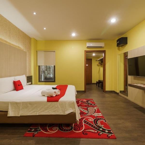 RedDoorz Plus near Dunia Fantasi Ancol