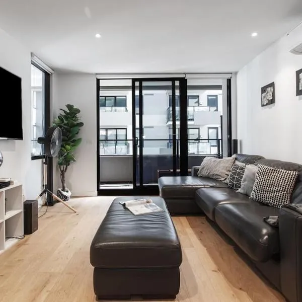 Stylish Apt w/ Stunning Rooftop Views & Hot Tub, hotel din Melbourne