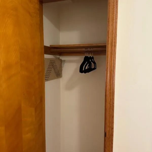 M1 Queen Size BedRoom with desk near Rutgers U & hospitals, hotel in New Brunswick