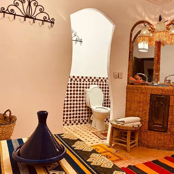 迪萨蒂尼宾馆,位于Akhendachou nʼAït Ouffi的酒店