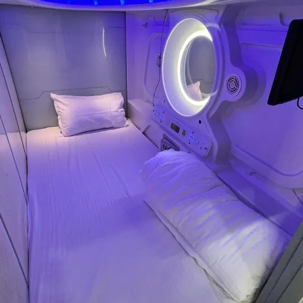 Astropods, Hotel in Mumbai